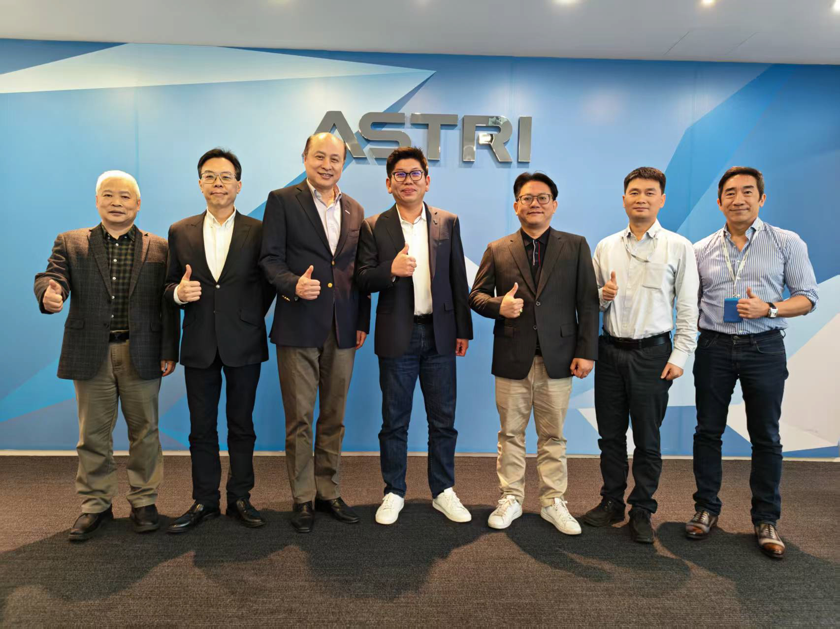 2026年2月23日,晋达董事长王先生(Mr. Robert Wang)、首席执行官陈先生(Nelson Chen)及业务发展副总裁梁先生(Leo Leung)访问了香港应用科技研究院(ASTRI),并受到了首席技术官黄博士、以及他的团队成员的热烈欢迎。