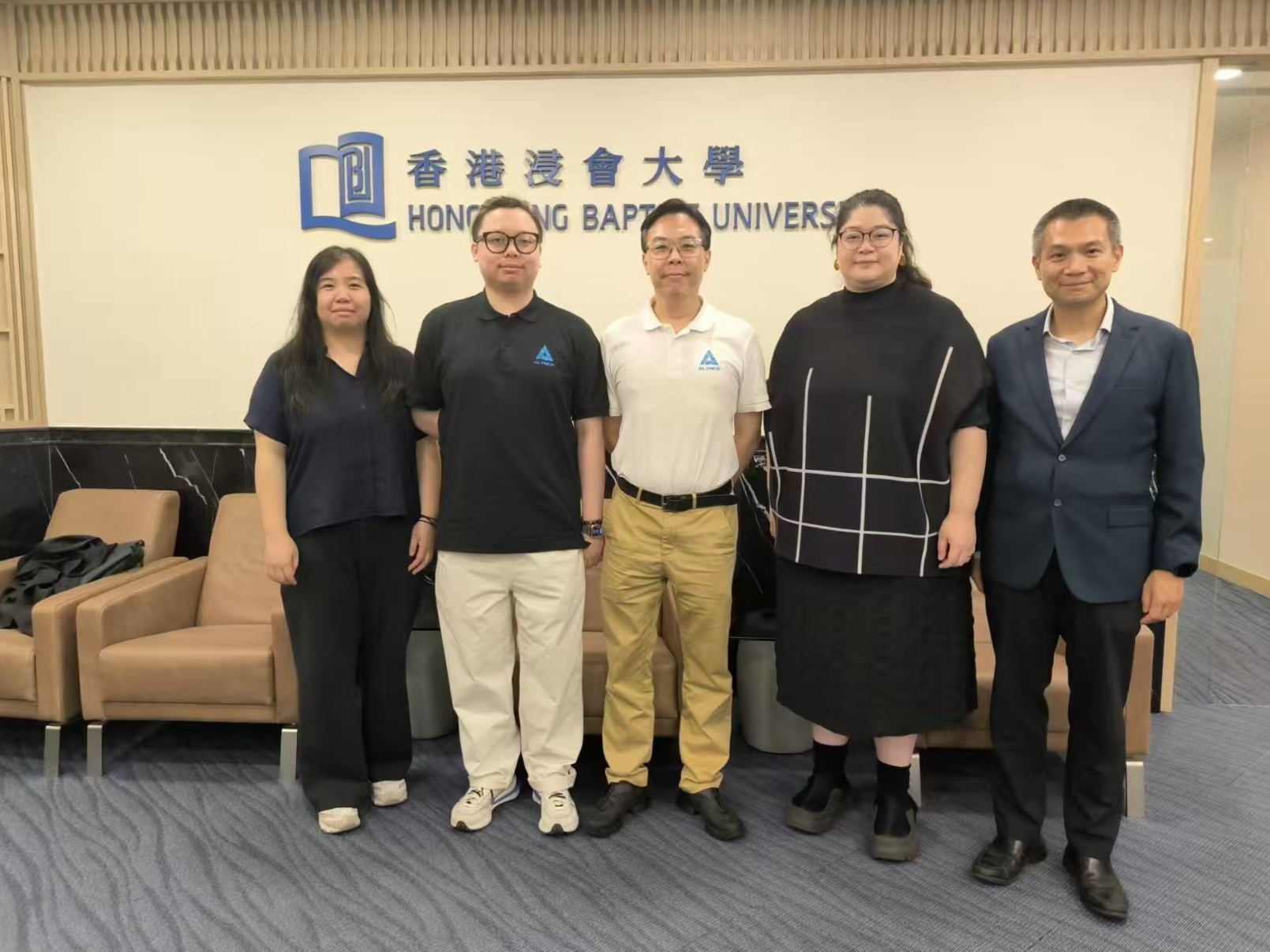 2026年5月15日 香港 | 到访香港浸会大学开展学术交流,校方教职人员热情接待并亲切座谈。参与交流人员有:视觉艺术学院助理教授秦莱茵(Anna LY QIN),知识产权及授权高级经理吴家豪博士(Mike NG)。
